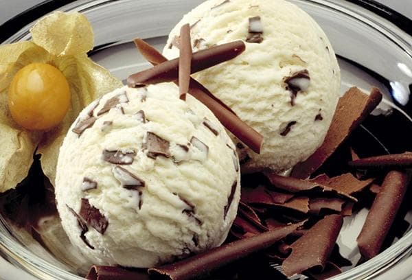 Vanilleeis mit Schokoraspeln