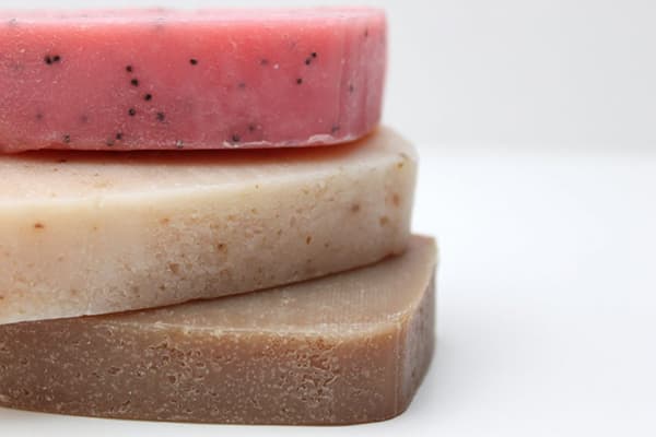 Handgemachte Seife mit Peelingpartikeln