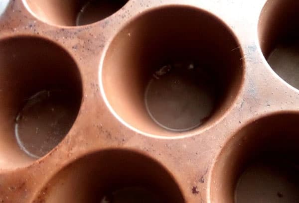 Silikonform mit Anhaftungen von Verkohlung