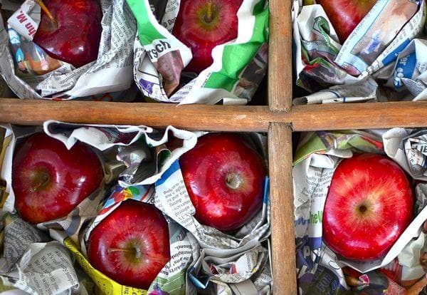 Rote Äpfel in einer Kiste