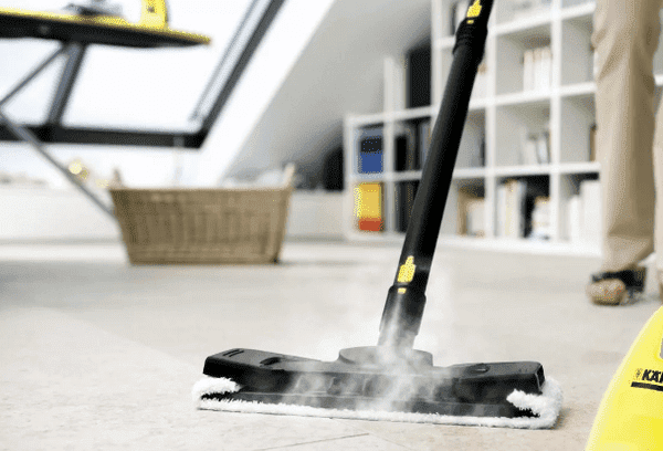 Reinigung des Teppichs mit einem Dampfreiniger