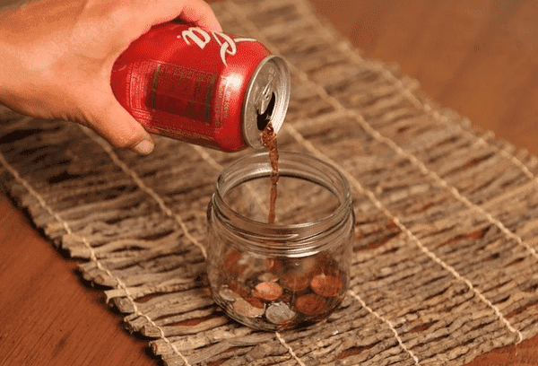 Reinigung von Kupfermünzen in Cola
