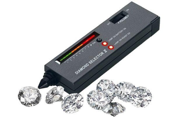 Überprüfung eines Diamanten mit einem Detektor