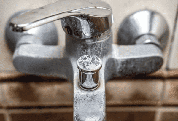 Kalkablagerungen am Wasserhahn