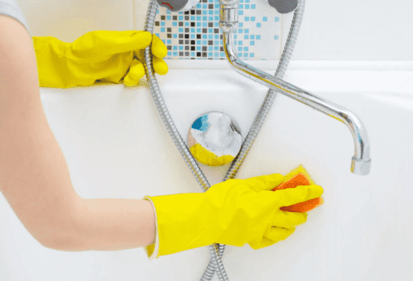 Reinigung einer Badewanne