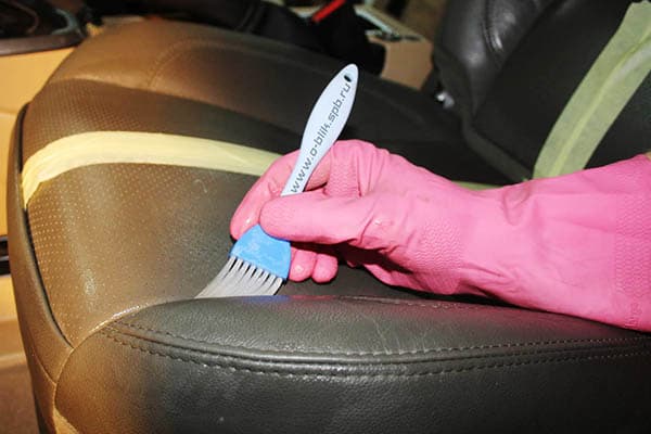 Reinigung eines Ledersitzes im Auto