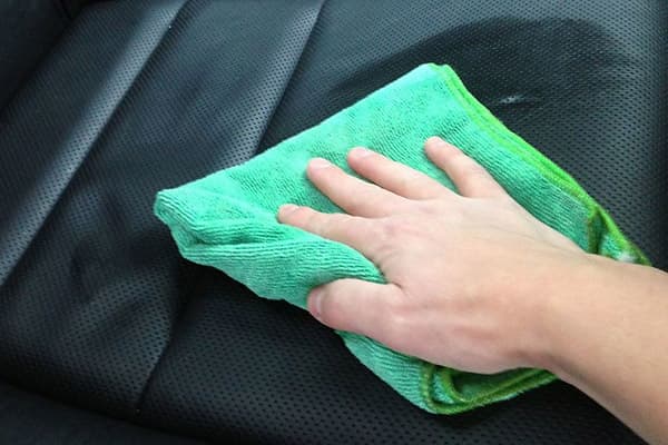 Reinigung eines Auto-Sitzbezugs aus Kunstleder
