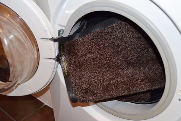 Waschen der Badematte in der Waschmaschine