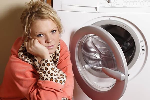 Eine Frau an der Waschmaschine