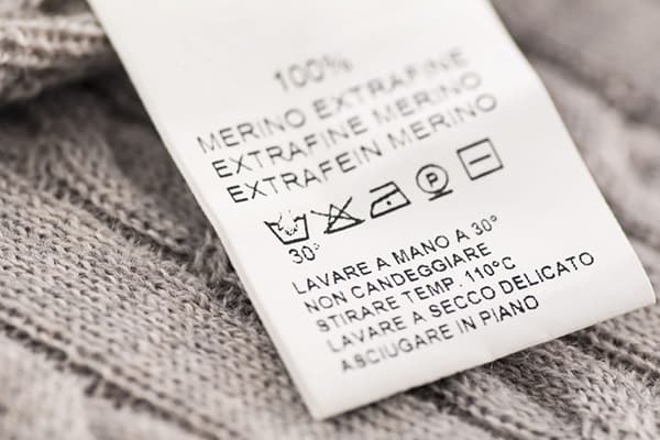 Etikett auf einem Strickpullover