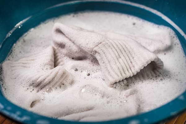 Handwäsche eines Strickstücks