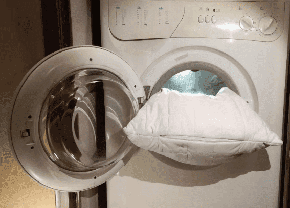 Kissen in der Waschmaschine