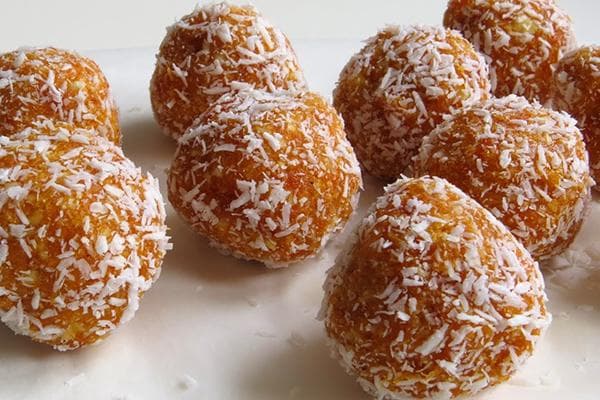Hausgemachte Pralinen aus getrockneten Aprikosen