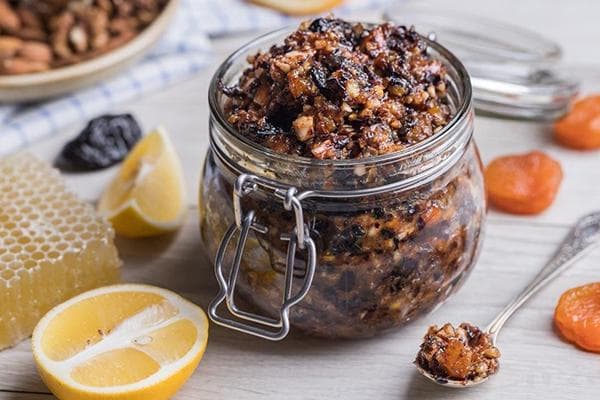 Vitaminmischung aus Trockenfrüchten und Nüssen