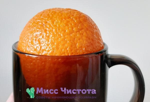 Orange in einer Tasse