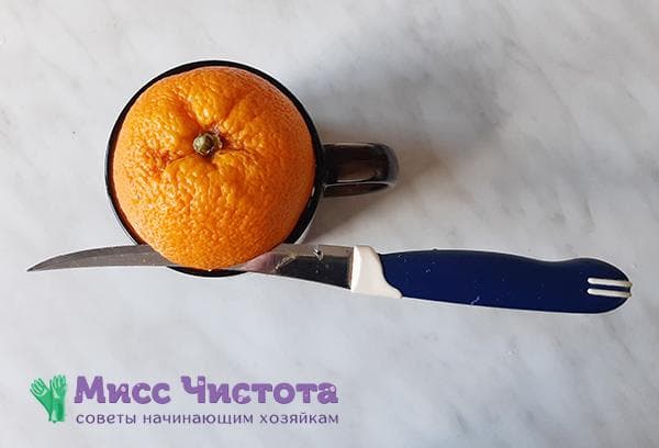 Einschneiden der Orangenschale im Kreis