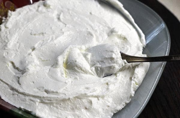 Hausgemachter Frischkäse aus gefrorenem Kefir