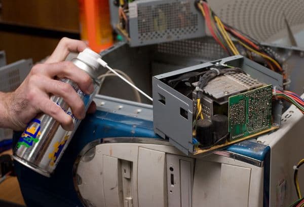 Reinigung des Computernetzteils