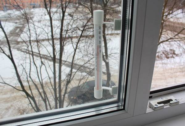 Thermometer am Fenster