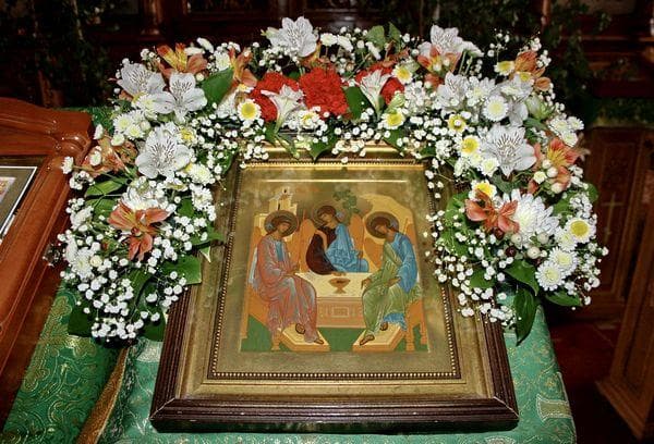 Ikone der Heiligen Dreifaltigkeit in der Kirche
