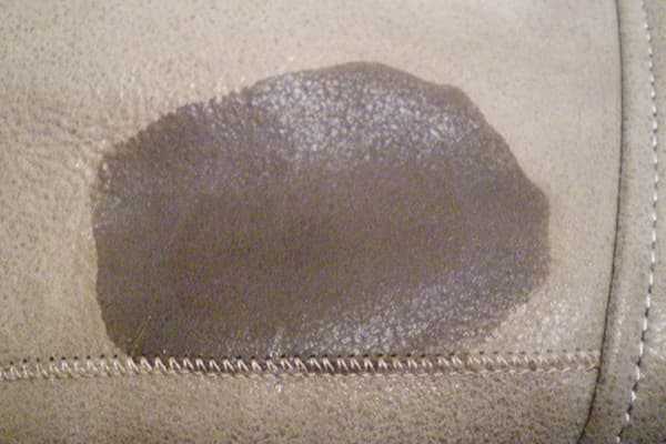 Silikonfleck auf einem Sessel aus Kunstleder