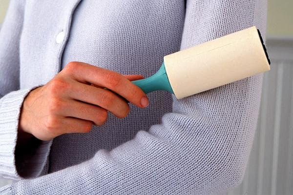 Verwendung einer Fusselrolle für Kleidung