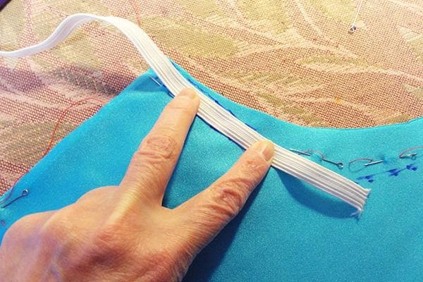 Gummiband vor dem Annähen an die Kleidung