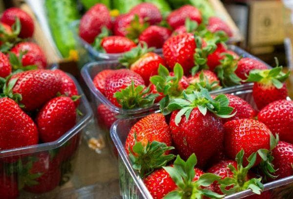 Reife Beeren auf der Theke
