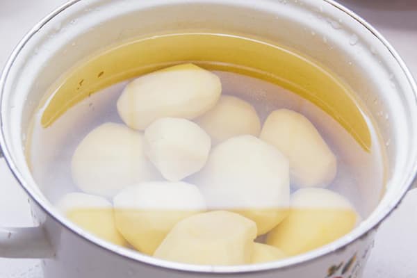 Einweichen von geschälten Kartoffeln
