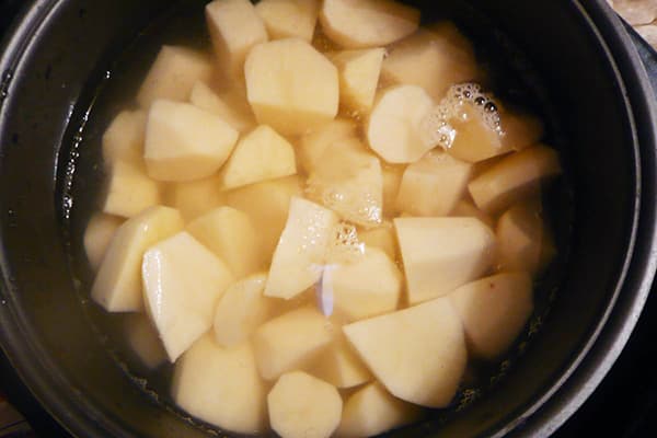 Einweichen von Kartoffeln in der Multikocher-Schüssel