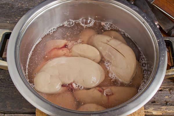Schweinenieren in einem Topf mit Wasser