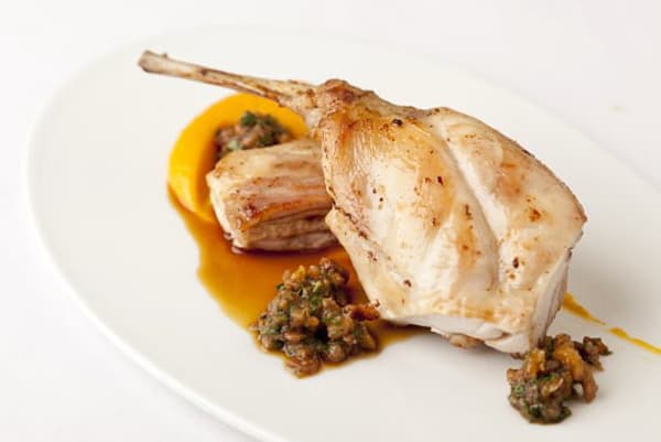 Kaninchen mit Gemüsesoße