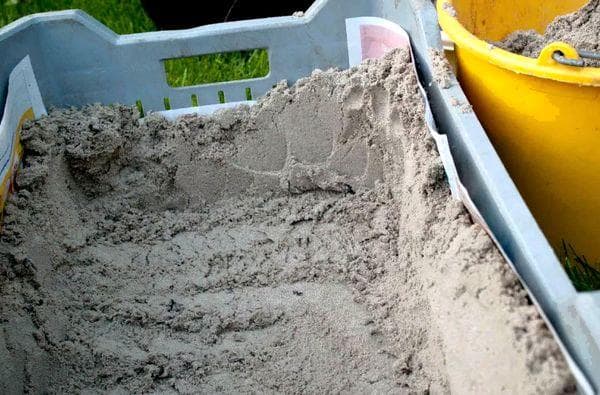 Kiste mit Sand für Gurken