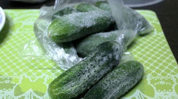 Lagerung von Gurken im Gefrierfach