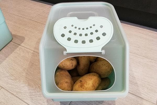 Plastikbehälter mit Kartoffeln