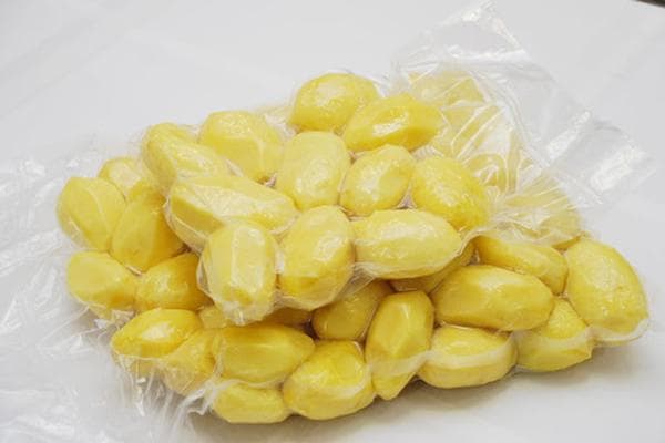 Geschälte Kartoffeln in Vakuumbeuteln
