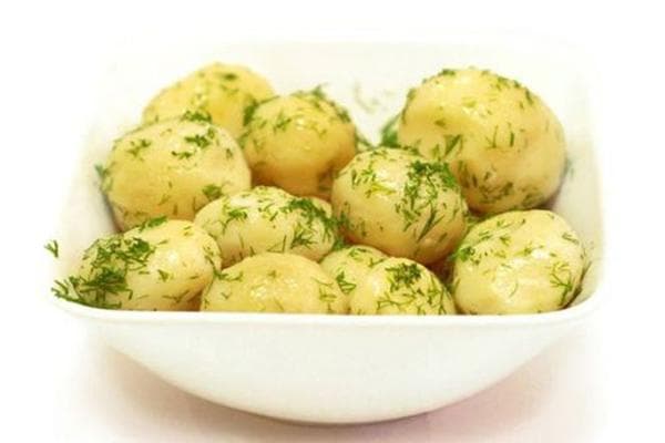 Gekochte Kartoffeln mit Kräutern