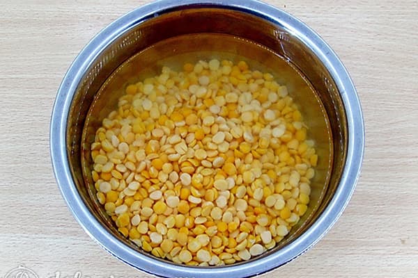 Gespaltene Erbsen im Wasser