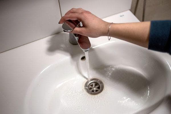 Wasserhahn über dem Waschbecken