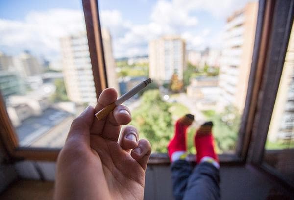 Rauchen auf dem Balkon