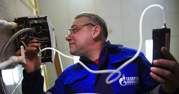 Ein Fachmann des Gasversorgers überprüft den Gas-Durchlauferhitzer