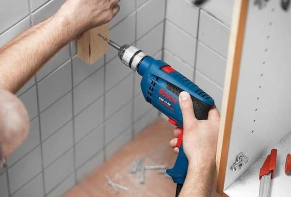 Arbeiten mit der Bohrmaschine