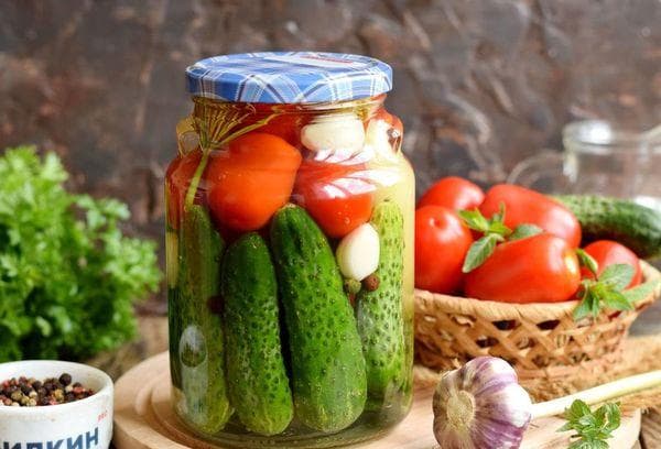 Knackige Gurken und saftige Tomaten