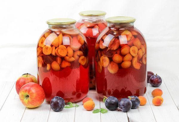 Kompotte mit Beeren