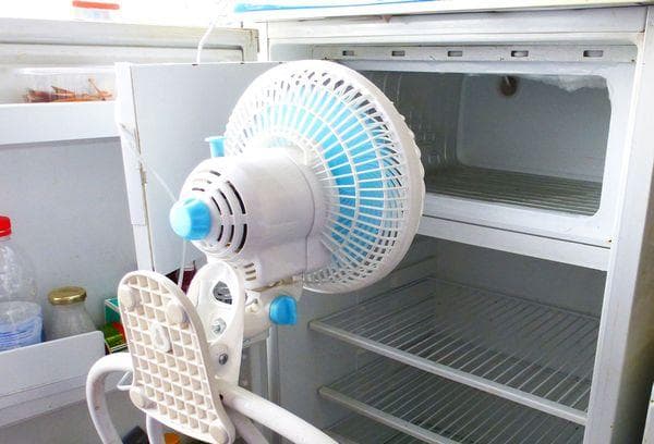 Abtauen des Kühlschranks mit einem Ventilator