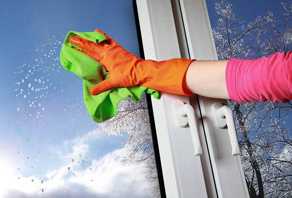 Reinigung der Fensterscheibe