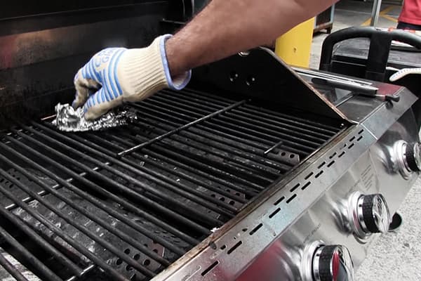 Reinigung des Grillrosts mit Alufolie