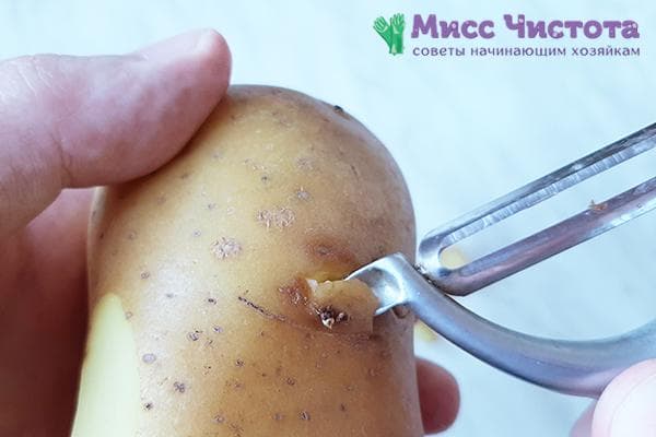 Entfernen der Kartoffelaugen mit dem Sparschäler