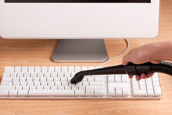 Tastaturreinigung mit dem Staubsauger