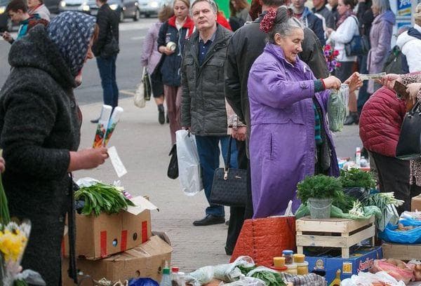 Großmütter handeln auf dem Markt. Menschen auf dem Markt. Eine alte Frau handelt auf dem Markt.